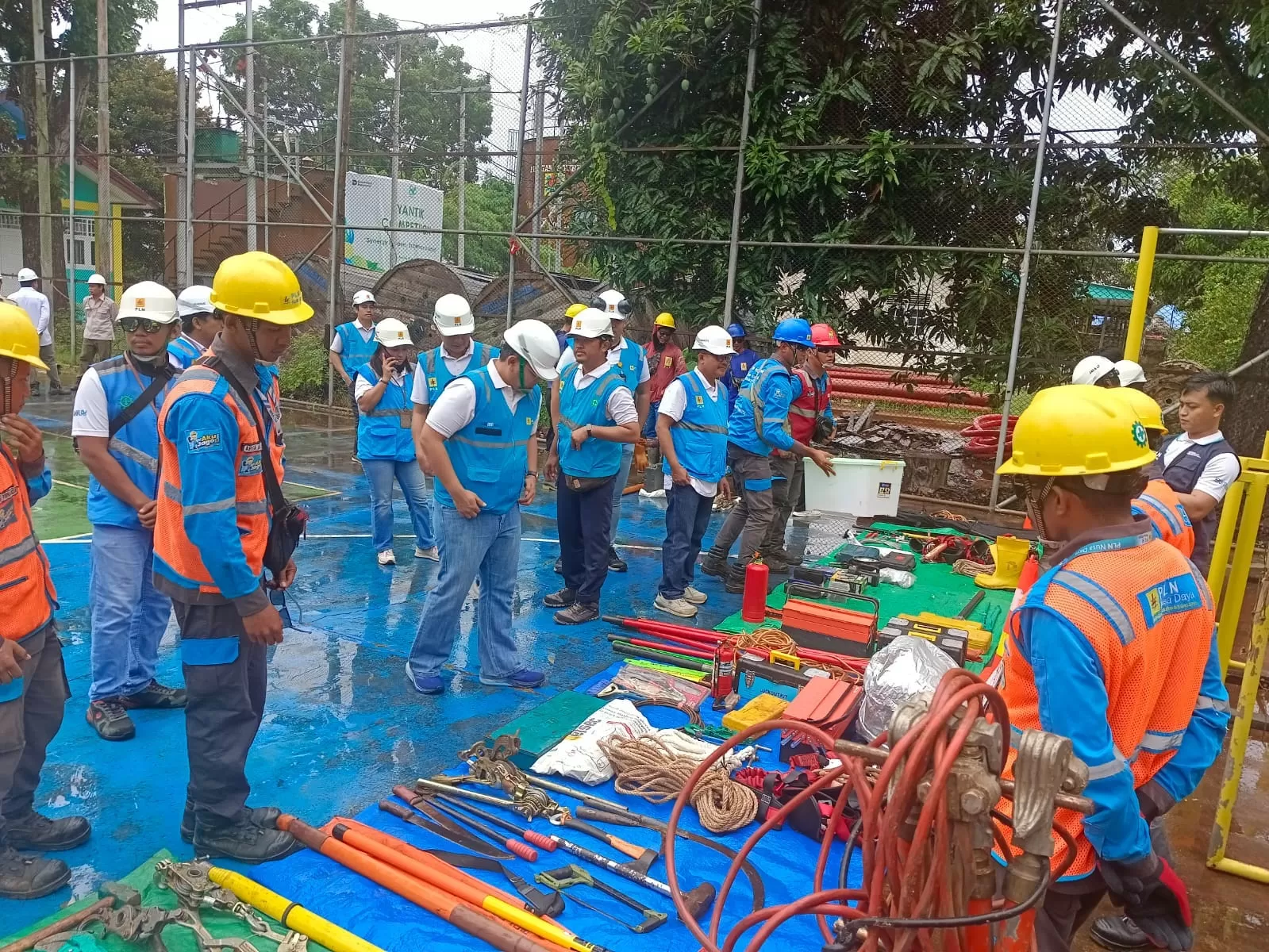 Manager UP3 Merauke, Heri Sutikno bersama jajaran UP3 Merauke saat mengecek kesiapan peralatan dalam menghadapi perayaan Natal 2025 dan dan Tahun Baru 2026, Senin (8/12/2025) (Ceposonline.com/Sulo)