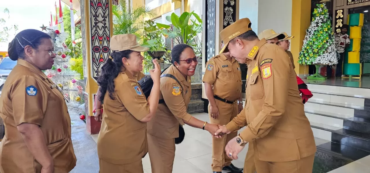 Wakil Wali Kota Jayapura, H.Rustan Saru saat bersalaman dengan para ASN usai apel gabungan di Kantor Wali Kota Jayapura, Senin (8/12/2025).