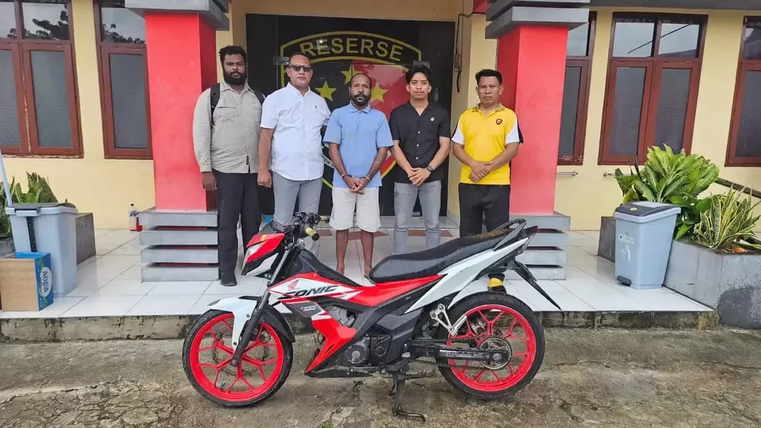 Sareskrim Polres Biak Numfor saat menyerahkan berkas kepada kejaksaan negeri Biak, Jumat (5/12). Juga barang bukti dan tersangka yang ditahan di Satreskrim Polres Biak.&nbsp;(Polres&nbsp;Biak)