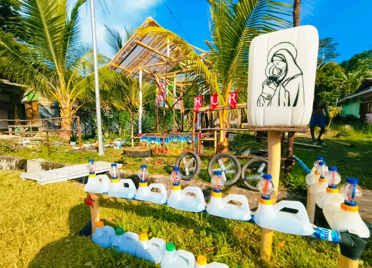 Pondok natal dari bahan daur ulang yang sementara dikerjakan oleh kelompok dan perorangan di Kampung Nonomi, Waropen, Jumat (5/12). (CENDERAWASIH&nbsp;POS/ISMAIL)