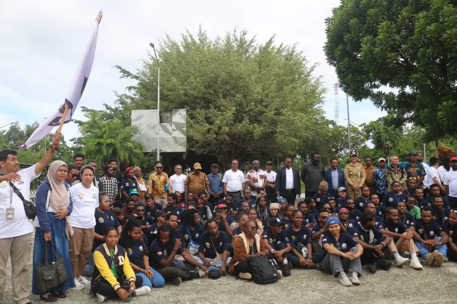 70 mahasiswa peserta KKN Internasional perdana bersama 11 dosen/staff,&nbsp; foto bersama&nbsp; tamu undangan usai acara pelepasan yang digelar di PLBN Skouw,&nbsp; Distrik Muara Tami, Kota Jayapura.