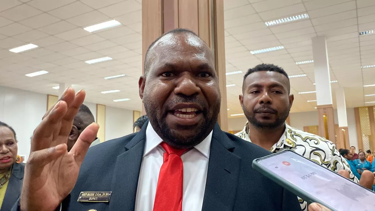 Bupati Intan Jaya, Aner Maisini. (CEPOSONLINE.COM/THERESIA F. TEKEGE)