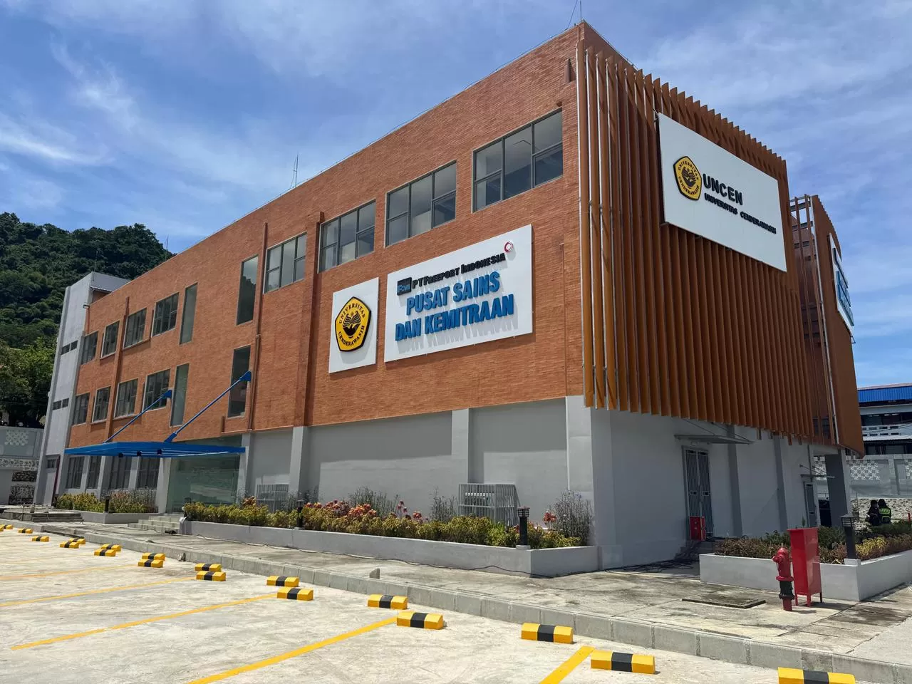 Gedung Pusat Sains dan Kemitraan UNCEN di Abepura, Jayapura, dibangun PTFI di atas lahan 4.800 meter persegi, dengan luas bangunan 2.800 meter persegi, dilengkapi taman dan plaza serta area parkir.