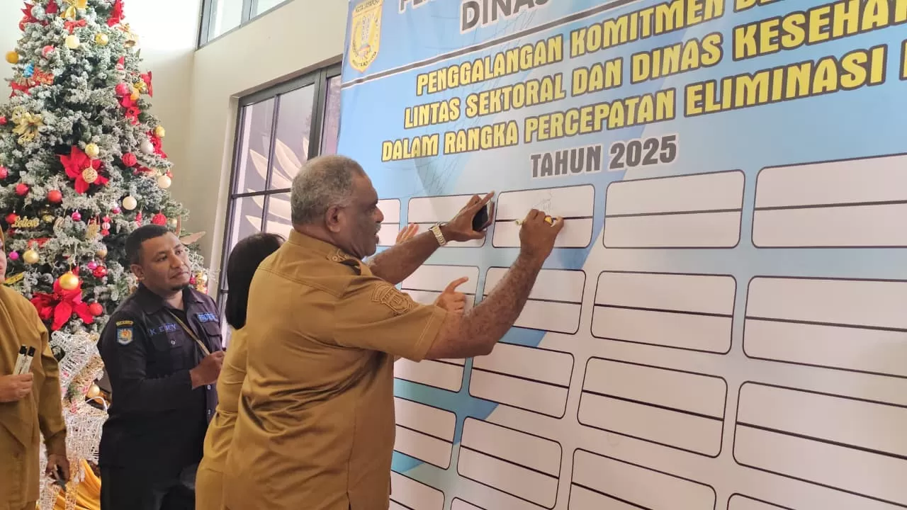 Wali Kota Jayapura, Abisai Rollo saat menandatangani pengalangan komitmen bersama lintas sektor akselerasi eliminasi Kusta Kota Jayapura, Selasa (9/12/2025). (CEPOSONLINE.COM/HANS PALEN).