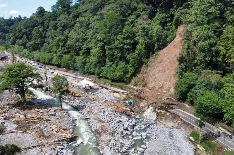 Foto udara perbaikan Jalan Lembah Anai, Kabupaten Tanah Datar, Sumatera Barat, Rabu (3/12/2025). Antara/Fandi Yogari