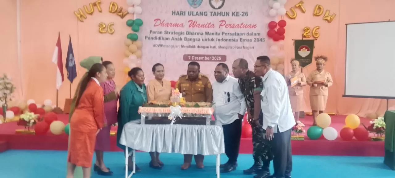 Dharma Wanita Persatuan (DWP) Kabupaten Tolikara memperingati HUT ke-26 DWP digelar di Aula Gereja GIDI di Karubaga Senin (8/12/2025) (Ceposonline.com/Diskomdigi Tolikara)