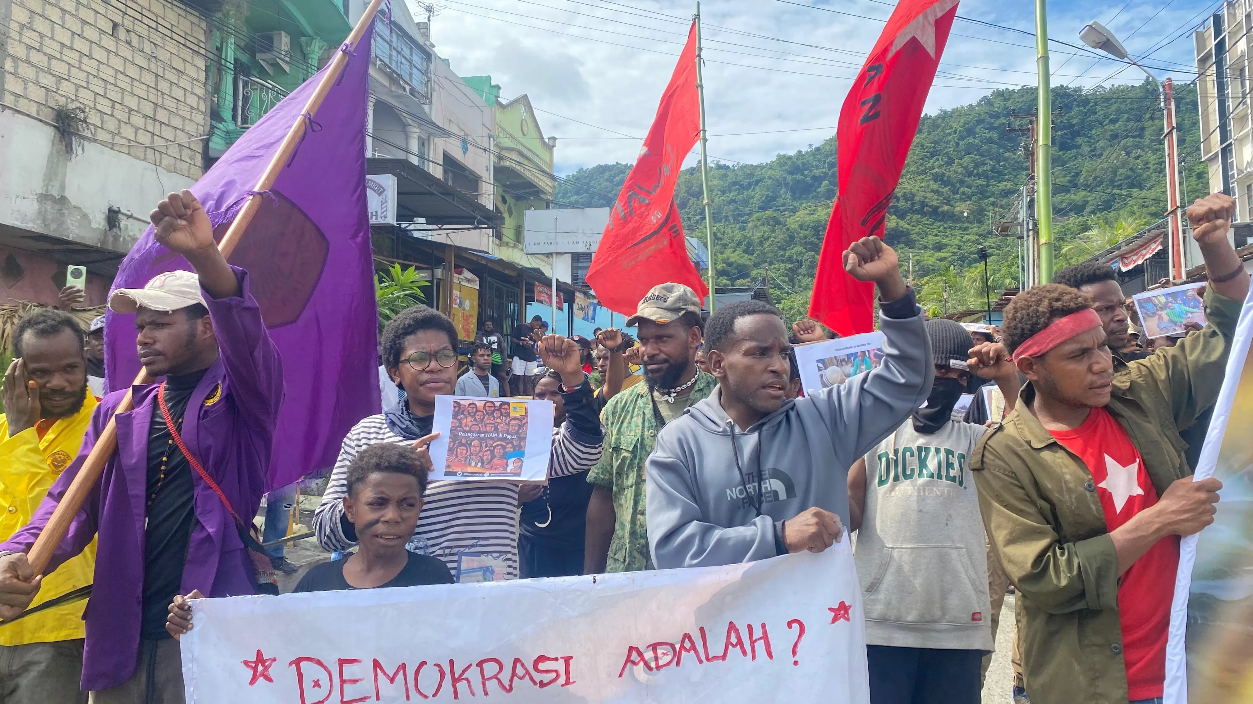 Masa aksi dari KNPB dan mahasiswa Uncen saat menggelar aksi mimbar bebas di Tugu Pendidikan Abepura, Distrik Abepura, Kota Jayapura, Rabu (10/12/2025). CEPOSONLINE.COM/JIMI  