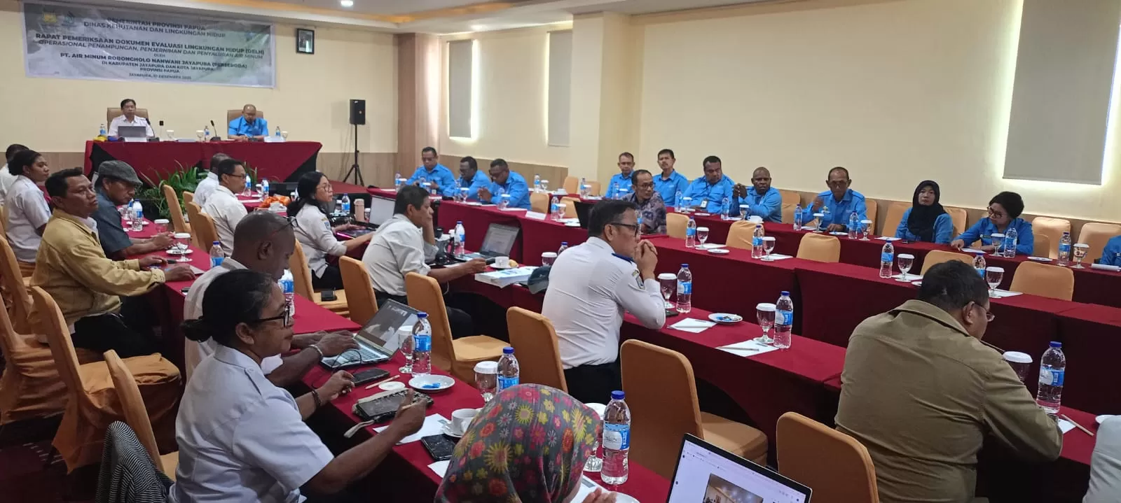 Dirut PT AMJ Entis Sutisna bersama DKLH Papua, OPD teknis Pemprov Papua, Pemkab dan Pemkot Jayapura, akademisi, serta konsultan Widya Cipta Buana menggelar rapat pembahasan DKLH.