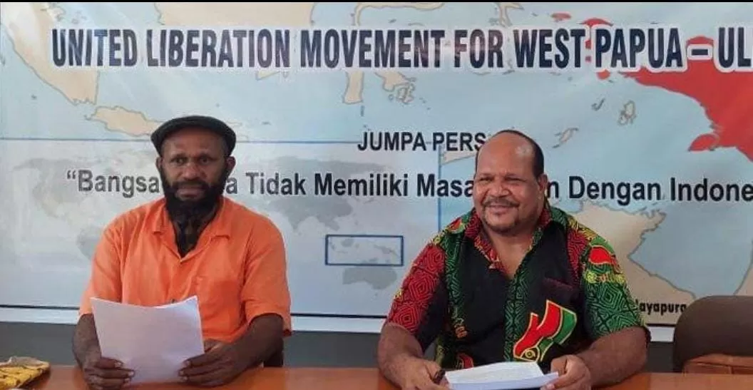 Markus Haluk (kanan) dan Presiden Eksekutif ULMWP, Menase Tabuni (CEPOSONLINE/ISTIMEWA)