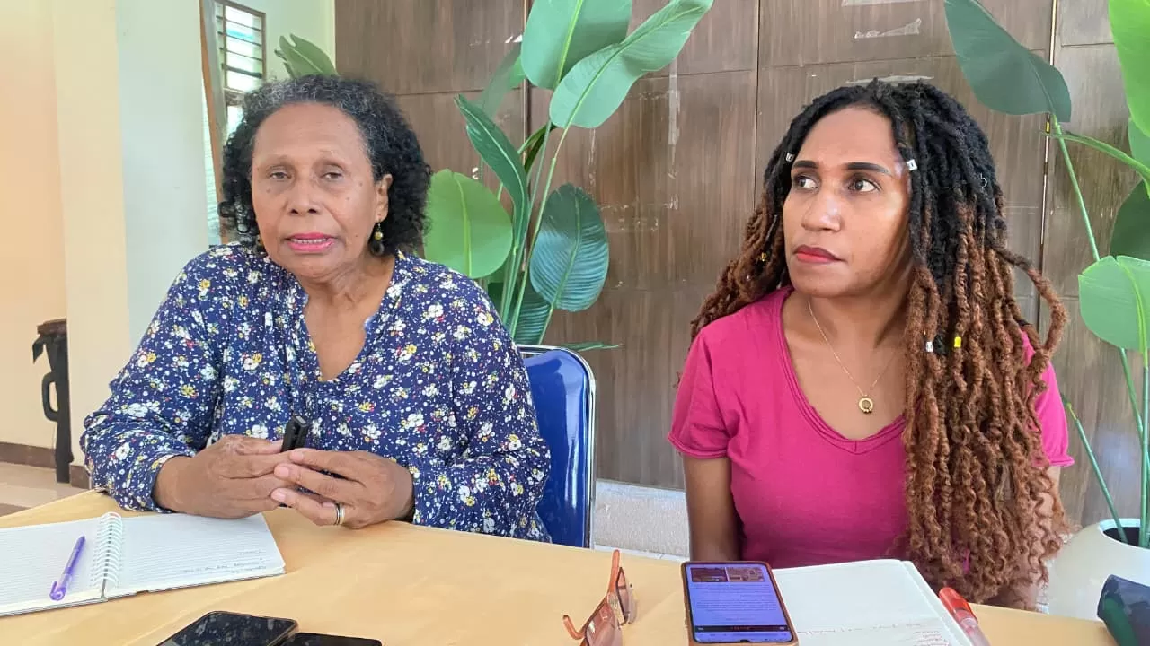 Koalisi Enam Belas Hari Anti Kekerasan terhadap Perempuan (16 HAKTP) Kota Jayapura saat menggelar konferensi pers di Gedung Sopie P3W Padangbulan, Jayapura, Senin (9/10/2025).