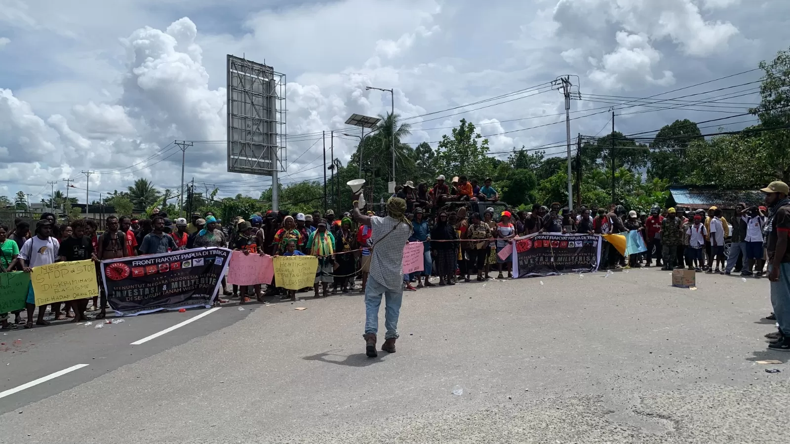 Massa yang tengah berkumpul di depan salah satu gedung di Jalan Budi Utomo Timika, Rabu (10/12/2025). (Foto: Cenderawasih Pos/Moh. Wahyu&nbsp;Welerubun).
