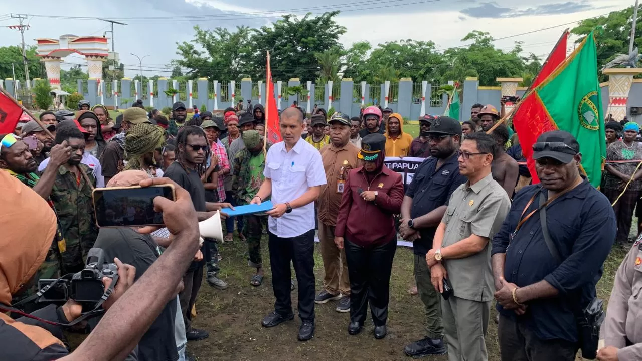 Penyerahan pernyataan sikap FRP di Timika oleh perwakilan FRP kepada Wakil Ketua I DPRK Mimika, Asri Akkas usai aksi unjuk rasa di halaman kantor DPRK Mimika, Rabu (10/12/2025). 