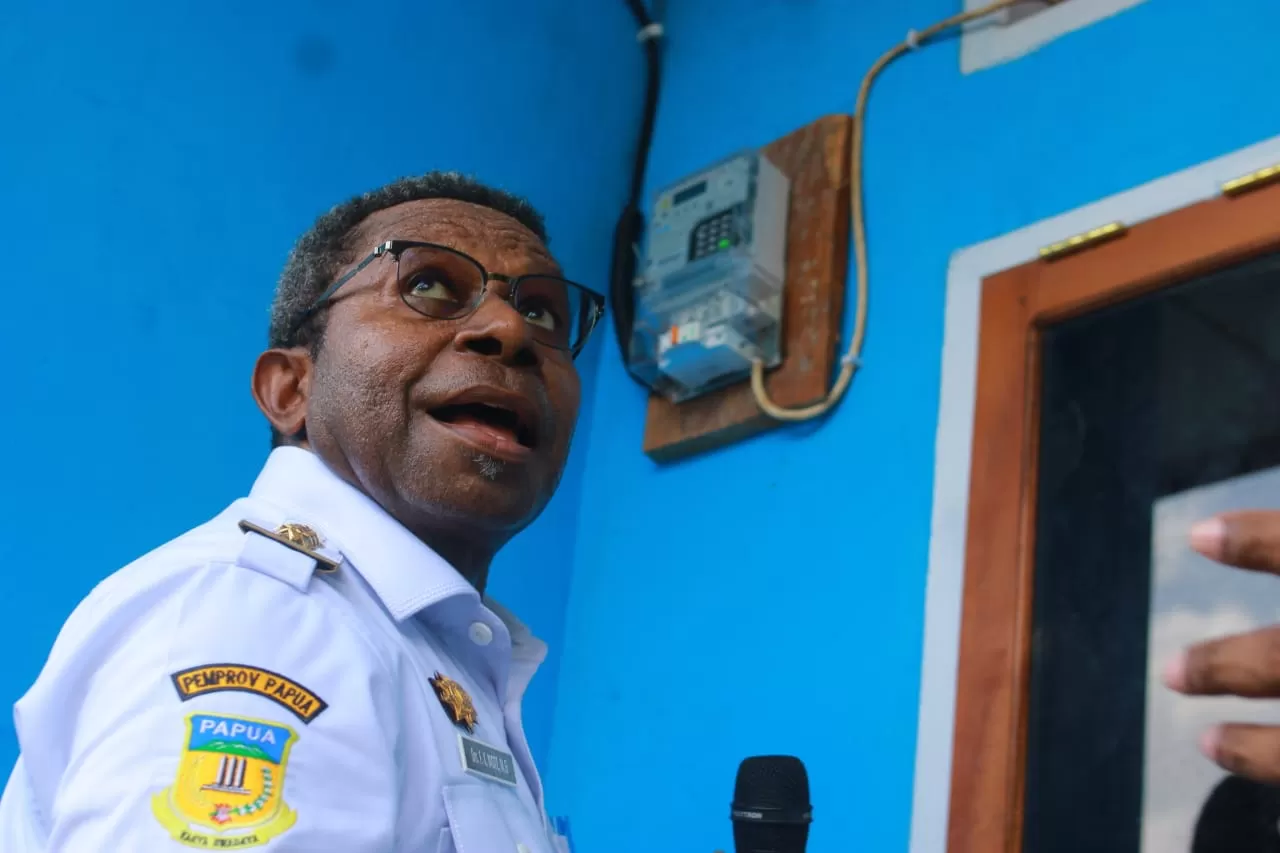 Bupati Waropen Fransiscus Xaverius Mote, saat menaikkan meteran PLN di Kampung Mambai Distriik Soyoi Mambai, menandakan masuknya listrik di wilayah Timur Kabupaten Waropen, Rabu (10/12).