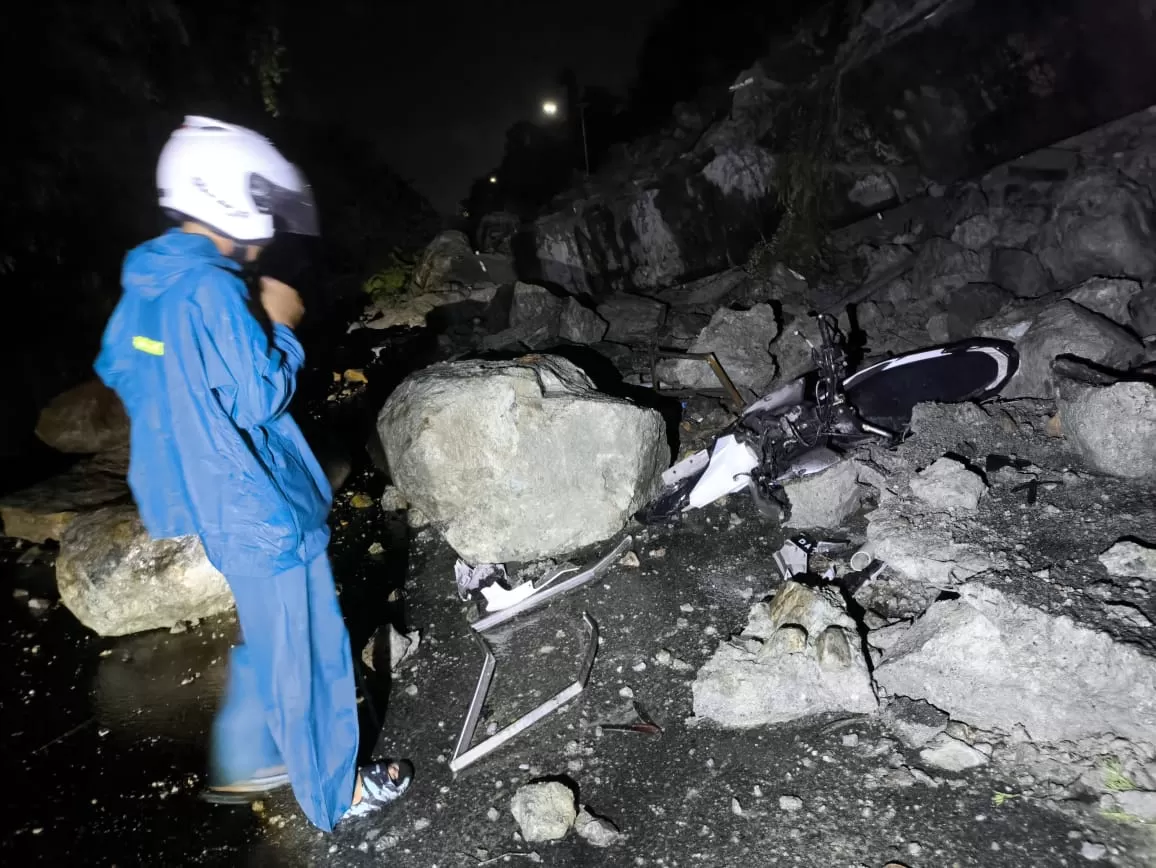 Kondisi Ringroad yang longsor dan kini dipenuhi material bebatuan , Kamis (11/12/2025) (CEPOSONLINE/GAMEL)