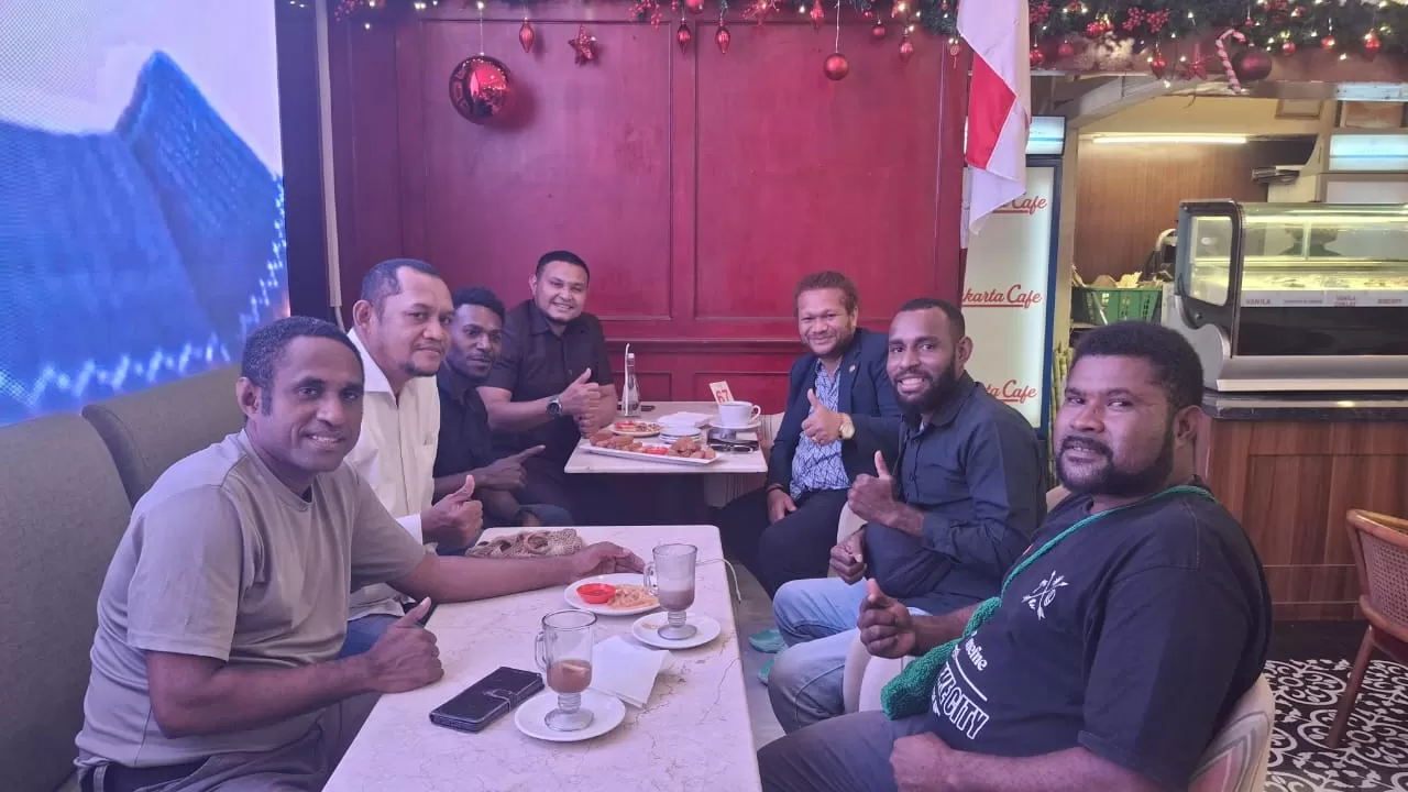 Koordinator Forum Honorer Kabupaten Sarmi, Ones Bisim (tengah), bersama tim forum saat menyampaikan aspirasi kepada Senator Papua Paul Finsen Mayor di Jakarta, Rabu (10/12/2025).