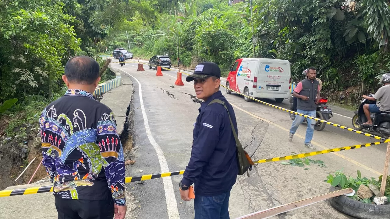 Wakil Walikota Kota Jayapura, Rustan Saru saat meninjau langsung lokasi jalan amblas di belakang perumahan pemerintah daerah (Pemda) Entrop l, Jayapura Selatan, Kamis (10/12/2025).