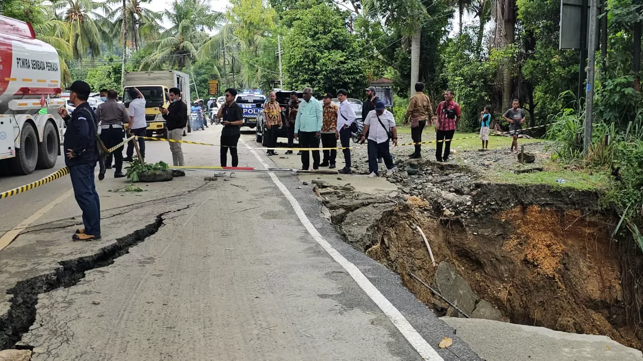 Wali Kota Jayapura, Abisai Rollo saat meninjau logsor di kawasan Tugu Theys Skylen, Kamis (11/12/2025). (CEPOSONLINE.COM/HANS PALEN).