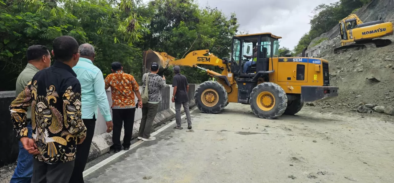 Wali Kota Jayapura, Abisai Rollo saat memantau pembersihan material longsor di ring road. (CEPOSONLINE.COM/HANS PALEN).