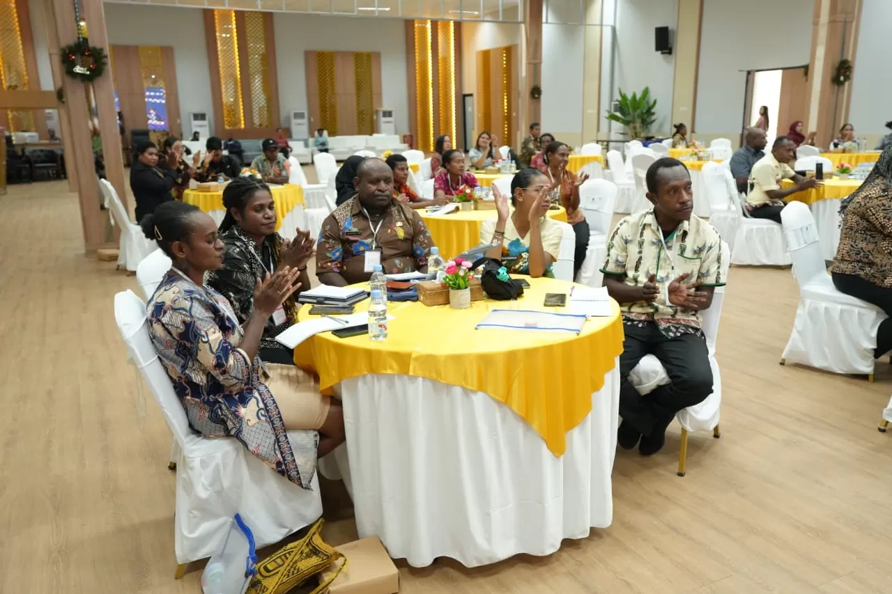 Para peserta Bimtek keprotokelaran dari berbagai OPD di lingkup Pemprov Papua Tengah saat mengikuti Bimtek di Ballroom Pemprov Papua Tengah, Kamis (11/12/2025).(CEPOSONLINE.COM/HUMAS PEMPROV)