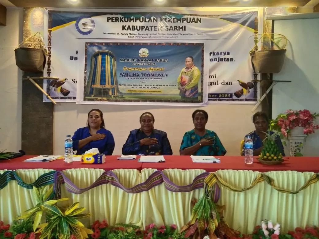 Paulina Tromowey saat memberikan arahan kepada peserta penjaringan aspirasi perempuan di Kafe Raisa, Lembah Neidam, Distrik Sarmi, Jumat (12/12/2025). (CEPOSONLINE.COM/VICKY AMBANI)