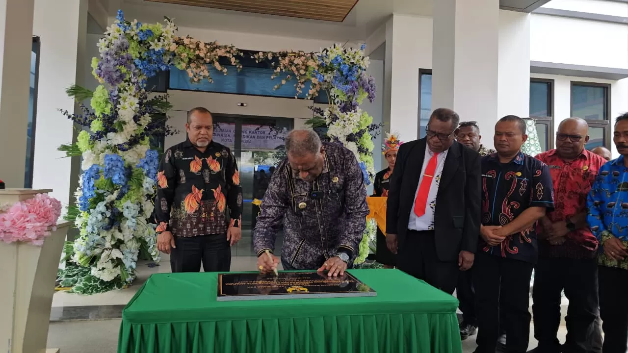 Wali Kota Jayapura, Abisai Rollo ketika melakukan penandatanganan prasasti, peresmian gedung baru BKPP, Jumat (12/12/2025).