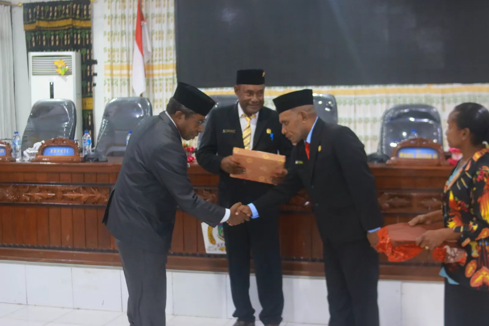 Penyerahan Dokumen KUA PPAS Tahun Anggaran 2026, kepada unsur Pimpinan dan Anggota DPRK Waropen, Jumat 12 Desember 2025. (CENDERAWASIH&nbsp;POS/ISMAIL)