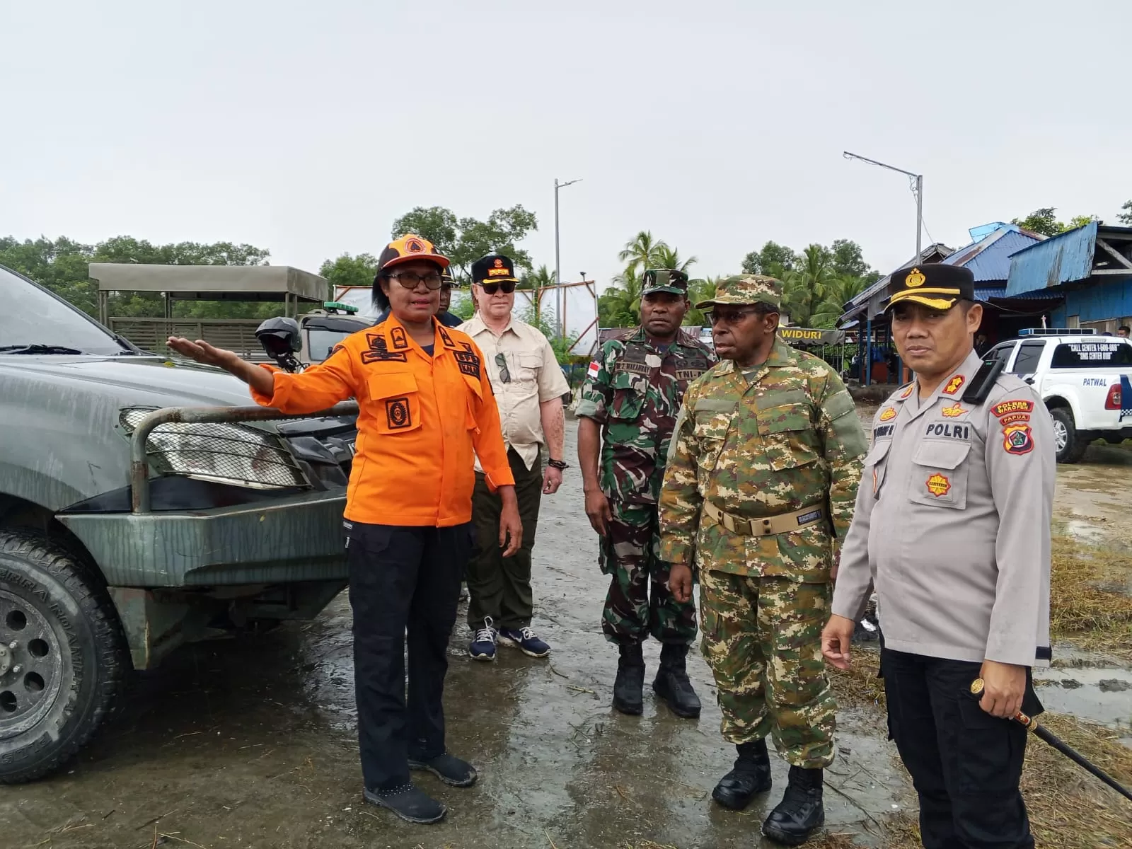 Kepala BPBD Waropen, Demarce Maniburi, bersama Bupati Waropen FX Mote, dan Kapolres Waropen AKBP IiP Syarif Hidayat dan Pabung Kodim, saat memantau situasi pada Dermaga Rakyat Kali Sanggei.