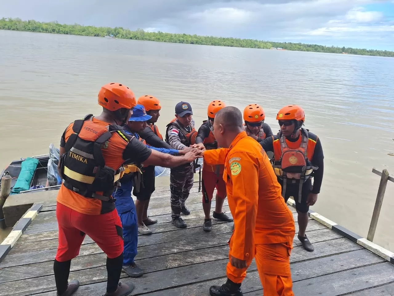 Tim SAR Kantor Pencarian dan Pertolongan Timika melalui Pos Pencarian dan Pertolongan Asmat saat hendak diberangkatkan untuk melakukan pencarian terhadap korban yang tenggelam, Sabtu (13/12/2025).