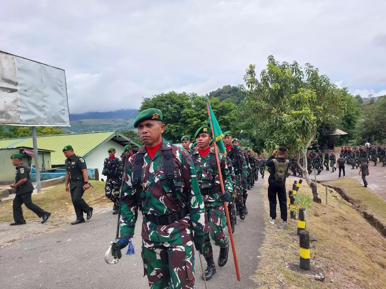 Prajurit TNI AD, Kodam XVII/Cendrawasih usai mengikuti Upacara Peringatan Hari Juang TNI AD di Lapangan Denzipur, Senin (15/12/2025). (CEPOSONLINE.COM/Karel)
