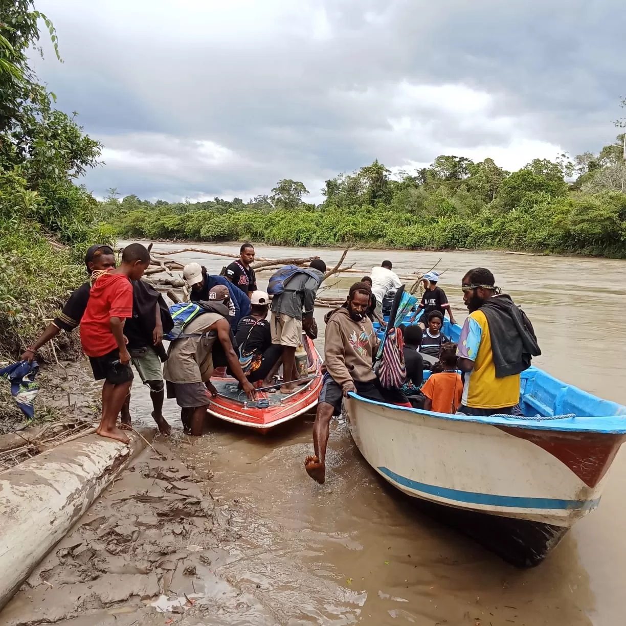 Warga di Distrik Gearek, Kabupaten Nduga, Provinsi Papua Pegunungan saat hendak mengungsi akibat serangan jalur udara yang terjadi di daerah mereka, Rabu (10/12/2025).(Ceposonline.com/Istimewa).