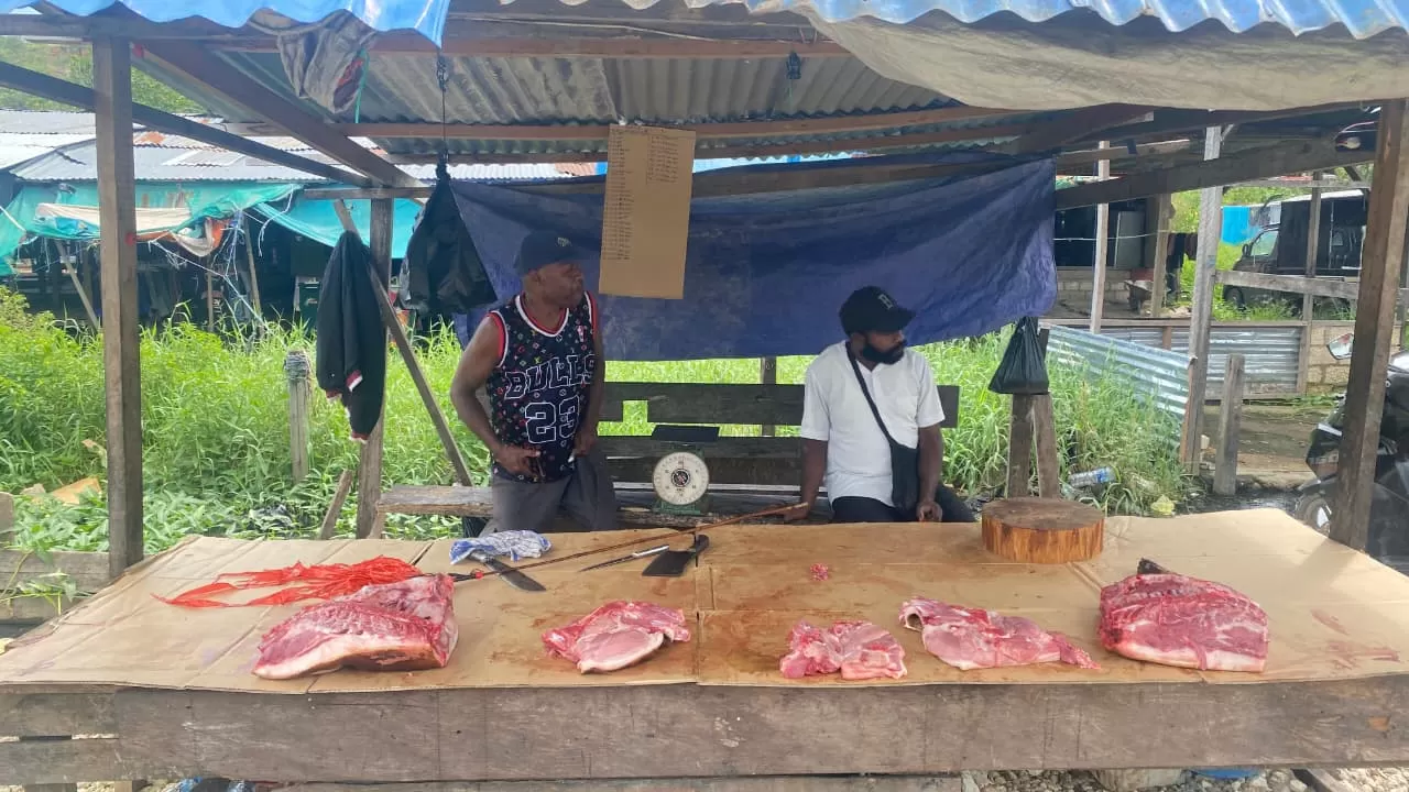 Penjual daging B2 di Pasar Youtefa, Senin (15/12/2025). (Ceposonline.com/Jimi)