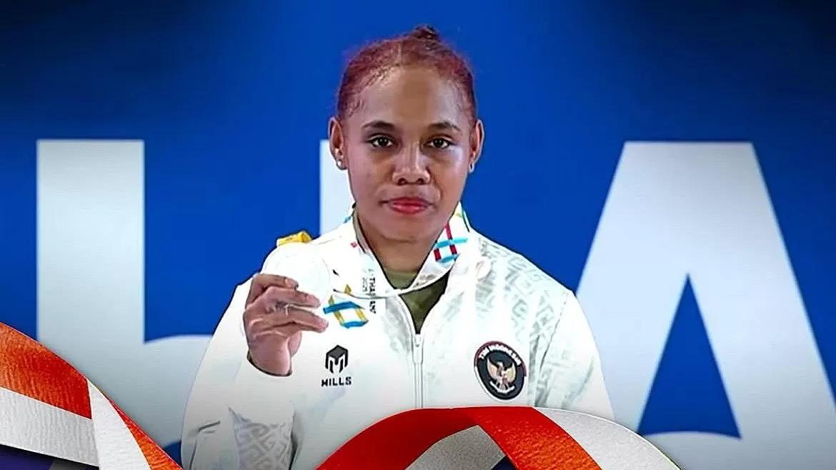 Lifter Indonesia asal Papua Natasya Beteyob saat memperoleh medali perak di ajang SEA Games 2025 Thailand. (KEMENPORA)