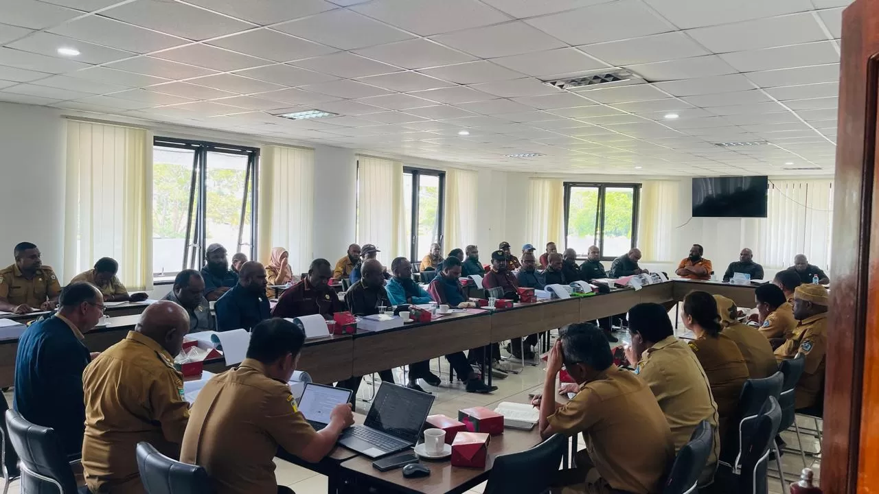 Rapat TAPD Pemkab Jayawijaya Bersama dengan Banggar DPRK Jayawijaya yang dilakukan di ruang rapat dewan, Senin (15/12/2025). (Ceposonline.com/Deni)