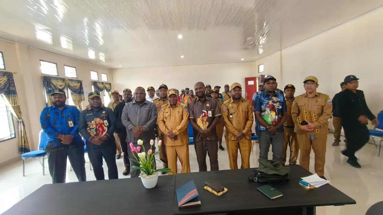 Tim advokasi DPR Papua Tengah, Pemerintah Kabupaten Intan Jaya bersama masyarakat saat Tim advokasi sosialisasi penolakan blok wabu di aula pemerintah Kabupaten Intan Jaya di Sugapa, Senin, (15/12).