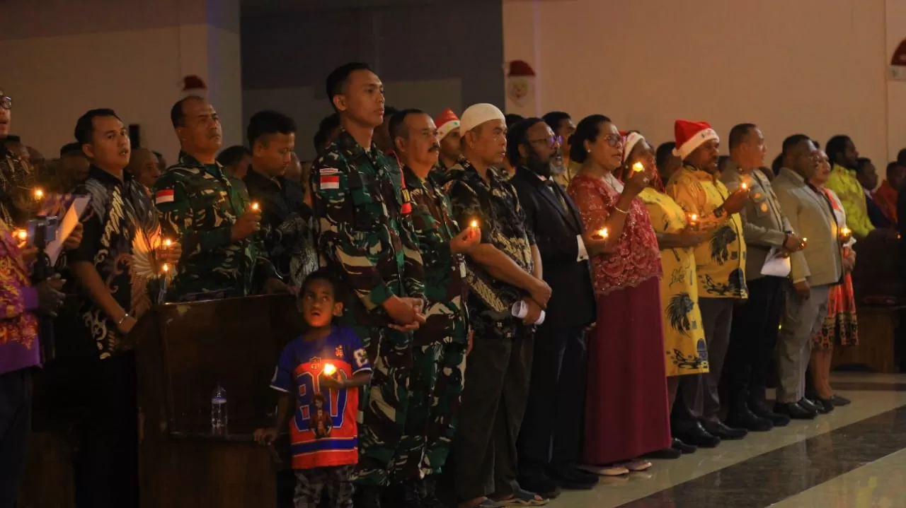 Suasana perayaan Natal Gabungan Pemkab Tolikara bersama TNI, Polri, Aparatur Sipil Negara (ASN), serta seluruh elemen masyarakat di Gereja GIDI Ebenhaizer Karubaga, Sabtu (13/12/2025),