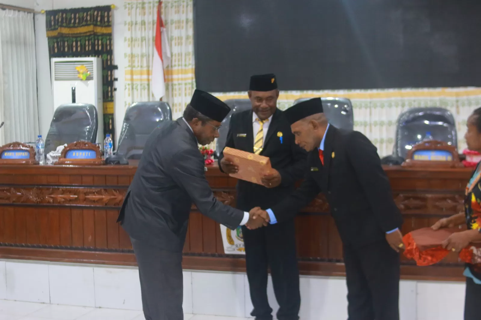 Bupati Waropen saat menyerahkan dokumen KUA dan PPAS di Gedung Rapat DRPK Waropen, Jumat lalu. (CENDERAWASIH POS/ISMAIL)
