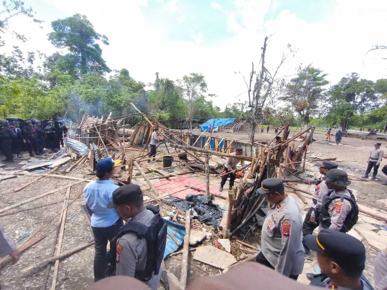 Personel gabungan membongkar tenda-tenda perang di Kampung Amole, Distrik Kwamki Narama, Senin (15/12/2025), (Foto: Humas Polres Mimika).