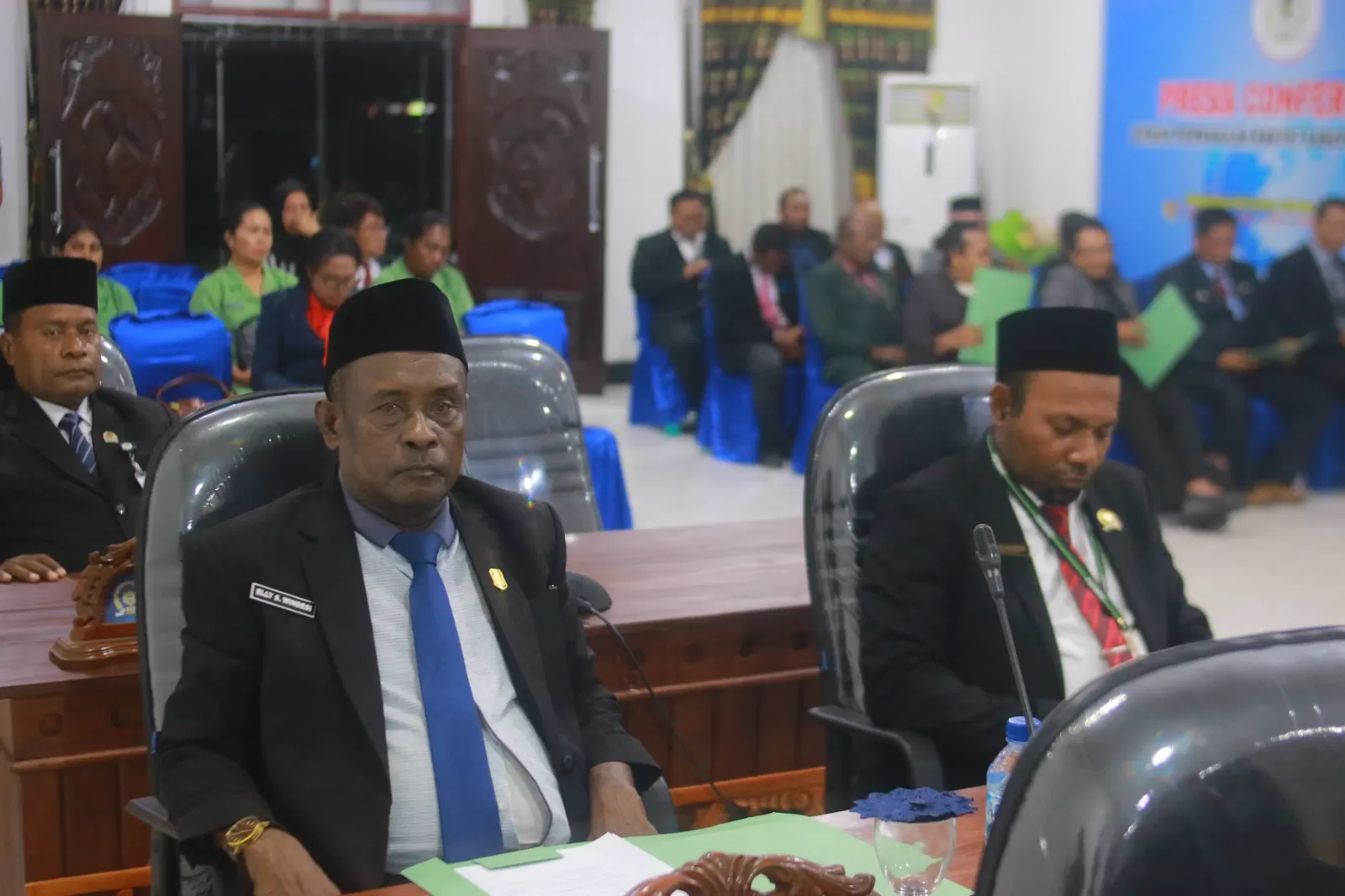 Pelaksanaan Sidang lanjutan pembahasan KUA dan PPAS, di DPRK Waropen, Senin (15/12). (CENDERAWASIH POS/ISMAIL)