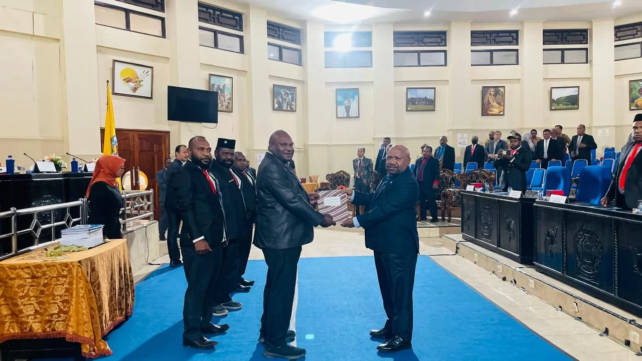 Ketua Bapemperda DPRK Jayawijaya Agustinus Mabel saat membacakan rancangan peraturan daerah Inisitif dewan terkait perda pelarangan Miras dan Strategi Peningkatan PAD. Selasa (16/12/2025)