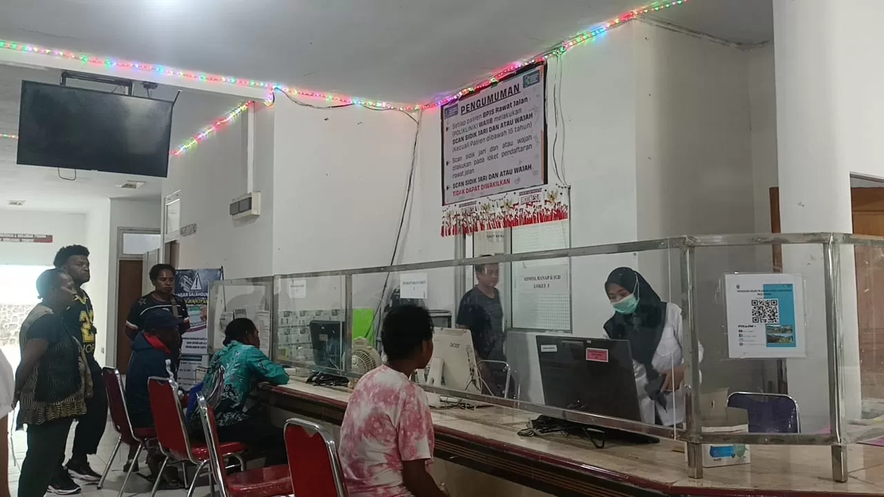 Beberapa pasien saat mengantri di loket pelayanan umum RSUD Ypwari, Rabu (17/12/2025). (CEPOSONLINE.COM/YOHANA)