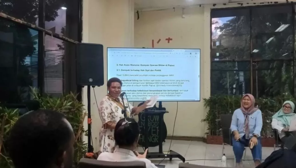 Senator DPD RI Dapil Papua Tengah, Eka Kristina Yeimo saat menyampaikan pandangannya dalam peluncuran Buku soal situasi Papua oleh YLBHI. (CEPOSONLINE.COM/ISTIMEWA)