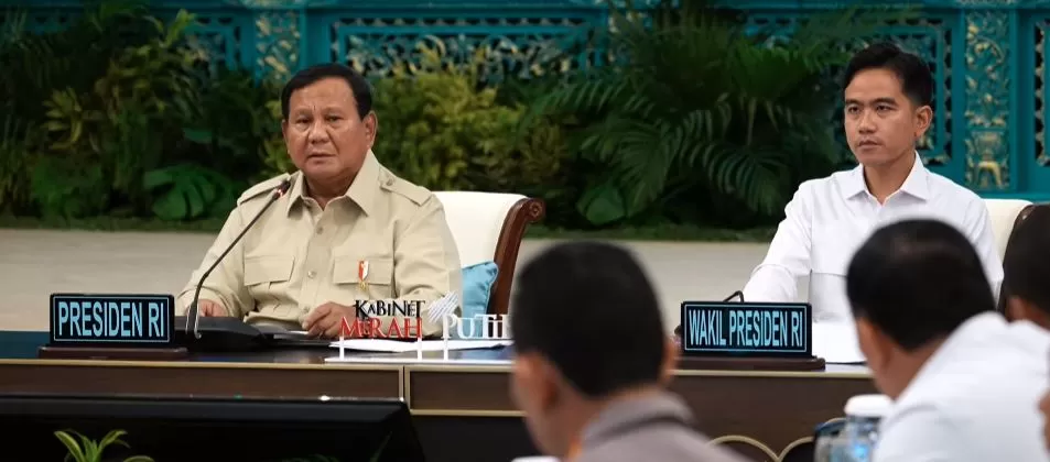 Presiden Prabowo Subianto (kiri) dan Wakil Presiden Gibran Rakabuming Raka (kanan) saat memberikan arahan terkait percepatan pembangunan Papua, di Istana Kepresidenan Jakarta, Selasa 16 Desember 2025.
