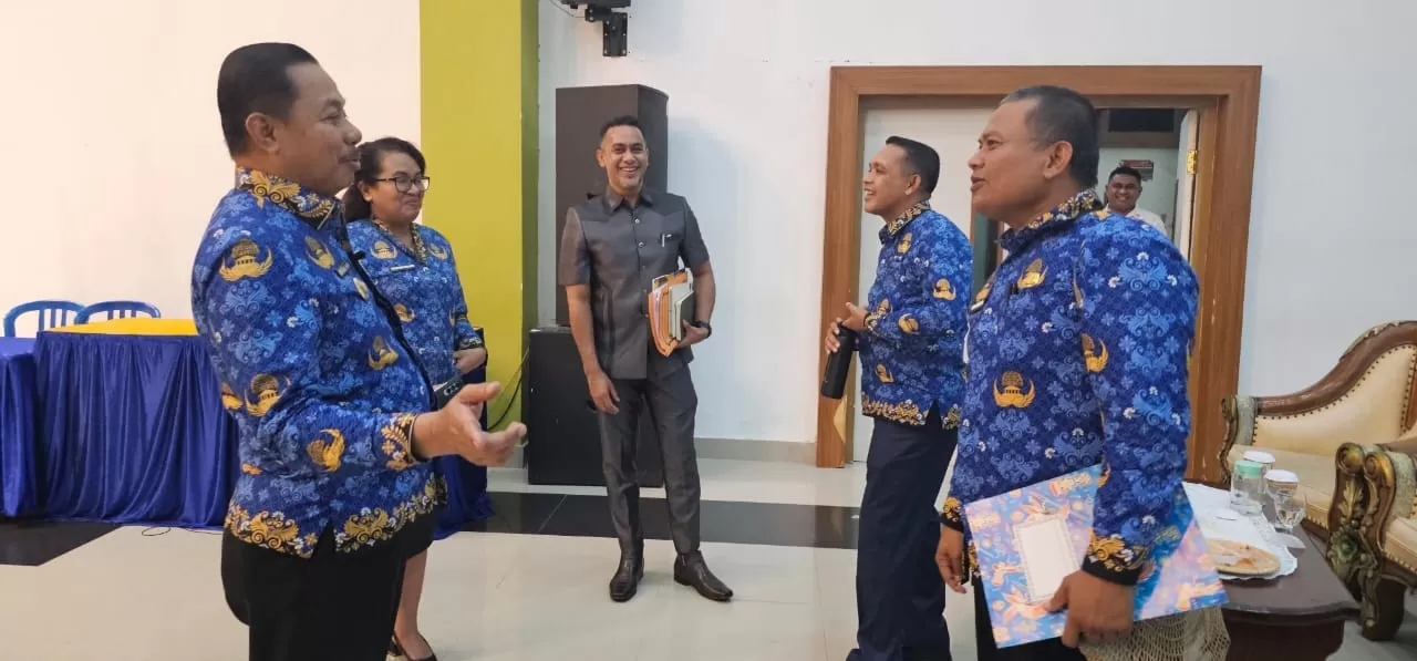 Wakil Wali Kota Jayapura, Rustan Saru saat berdiskusi dengan beberapa pimpinan OPD usai kegiatan Monitoring Meja Triwulan IV yang digelar di Aula Sian Soor, Kantor Wali Kota Jayapura,Rabu (17/12/2025)
