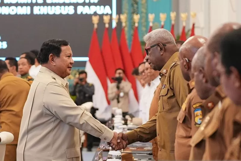 Presiden Prabowo Subianto (kiri) menyalami kepala daerah-kepala daerah dari Papua saat acara pengarahan kepada seluruh kepala daerah se-Papua beserta Komite Eksekutif Percepatan Pembangunan Otsus.