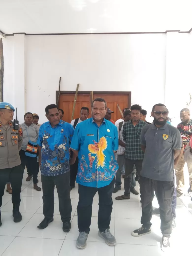 Pj. Sekda Kabupaten Sarmi, Eduard Dimomonmau saat memberikan penjelasan kepada Forum Honorer di depan Kantor BKPSDM Sarmi, Kamis (18/12/2025).(CEPOSONLINE.COM/VICKY AMBANI)