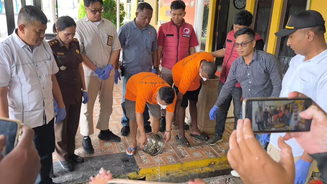 tersangka saat melakukan pemusnahan barang bukti narkotika dalam giat pemusnahan yang digelar oleh Sat Resnarkoba Polres Mimika di Mapolres Mimika, Jalan Agimuga, Mile 32, Distrik Kuala Kencana.