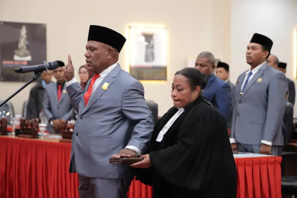 Ferdinand Hanuebi saat memberikan sumpah menjadi Wakil Ketua III Dewan Perwakilan Rakyat Kota Jayapura, Kamis (18/12/2025).(Ceposonline/com/Jimi).