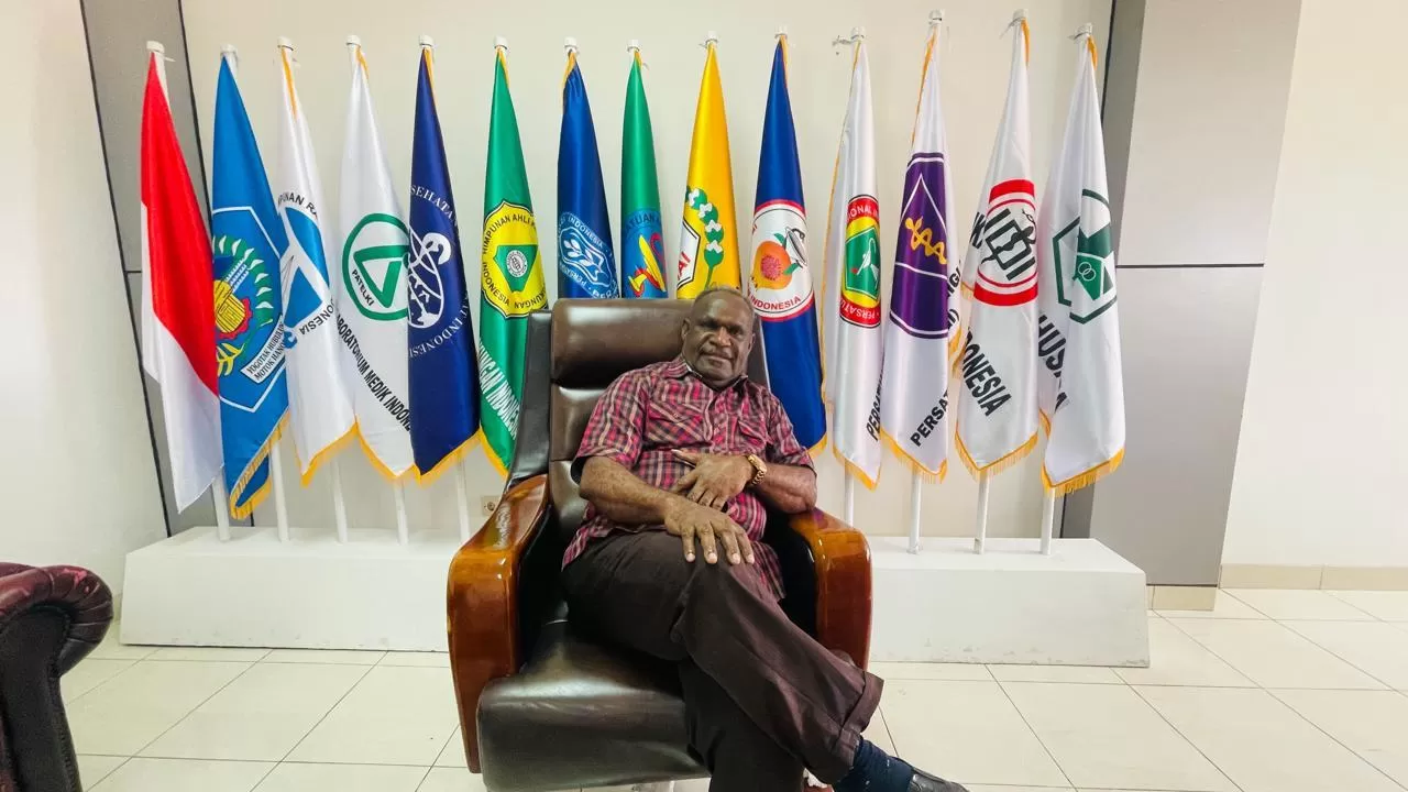 Plt Kepala Dinas Kesehatan Kabupaten Jayawijaya Lesman Tabuni (Ceposonline.com/Deni Tonjau)