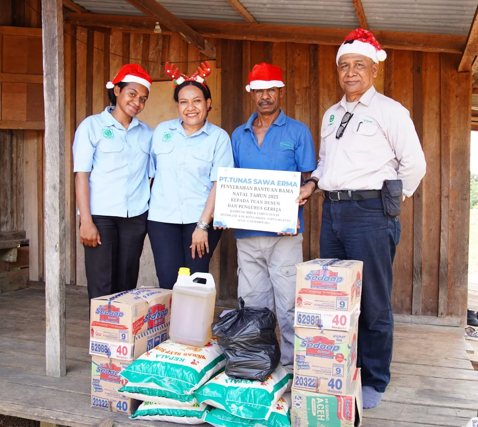 Pembagian sembako dari TSE Group kepada warga yang berada di area operasional perusahaan TSE group. (Ceposonline.com/Humas TSE)