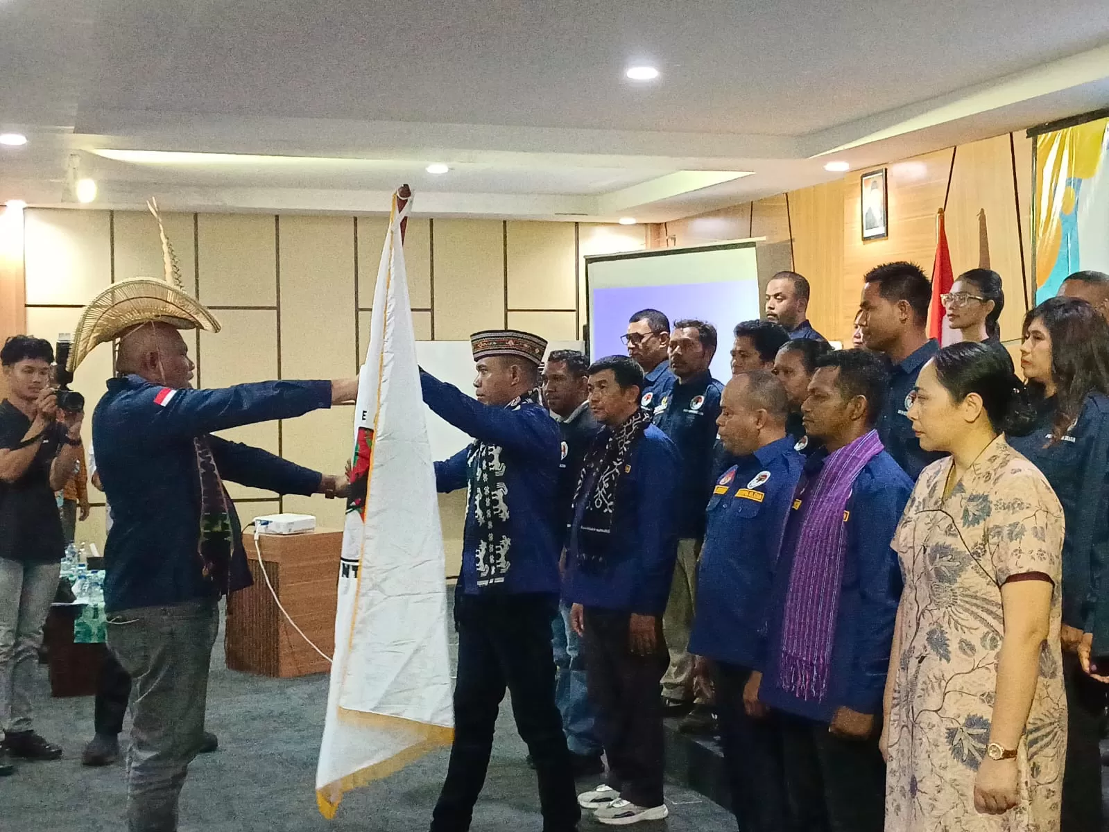 Ketua Umum DPP Forum Pemuda NTT, Yohanes Hiba Ndale saat menyerahkan pataka kepada Ketua DPW FPCN Papua Selatan Siprianus Muda pada pelantikan pengurus di Merauke, Jumat (19/12/2025) (Ceposonline.com/